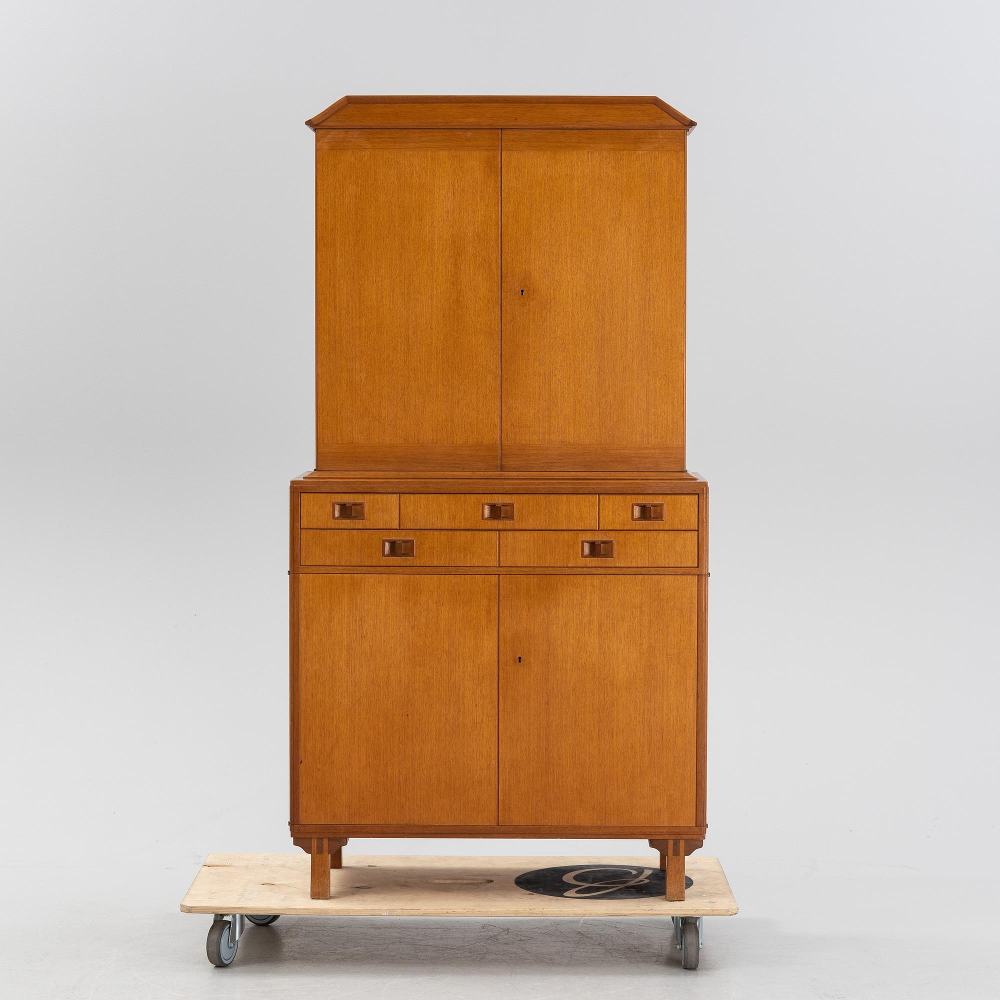 Carl Malmsten, a 'Mittens Rike' mahogany veneered cabinet, Åfors Möbelfabrik, Blomstermåla, dated 1957.