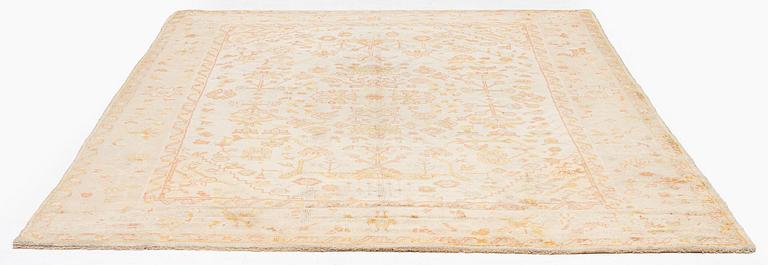 An antique Ushak carpet, c. 335 x 259 cm.