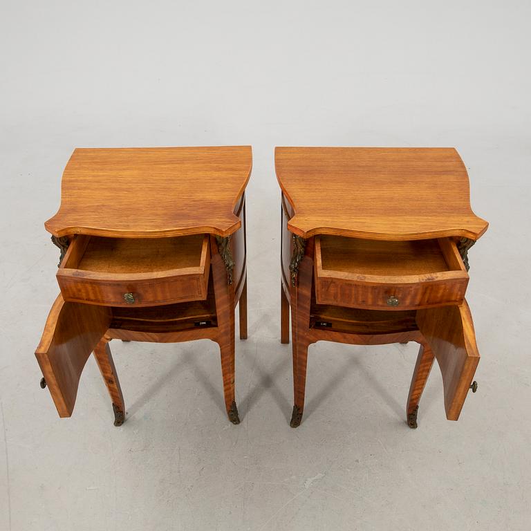 Sängbord ett par rokokostil 1900-talets andra hälft.
