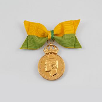 MEDALJ, 18 K guld, Carl XVI Gustaf, Kungl Patriotiska Sällskapet, 1987. Vikt ca 36,9 gram.