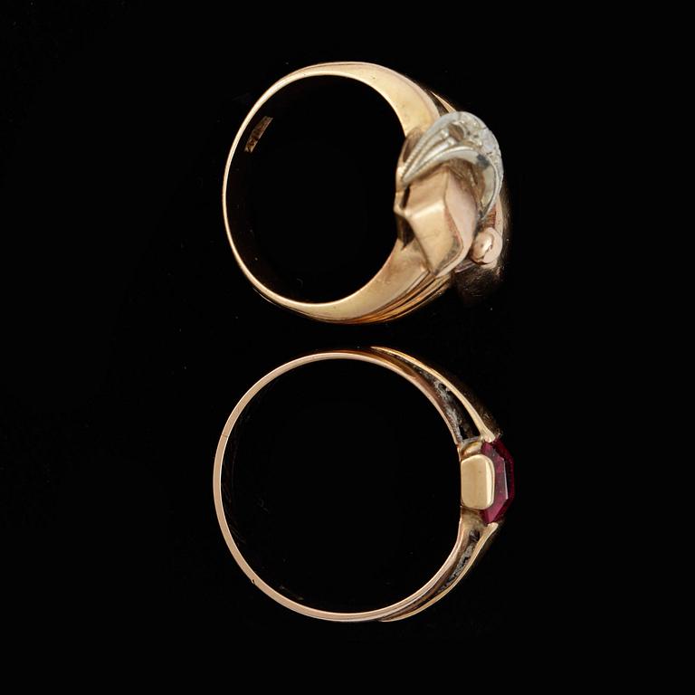 RINGAR, 2 st, 18k guld med olika stenar. Vikt ca 10 gram.