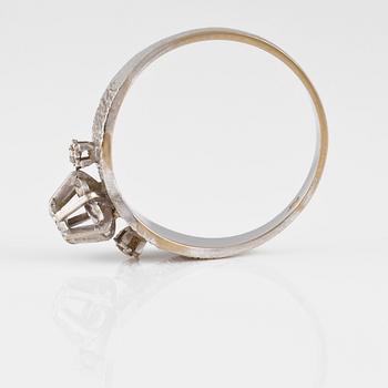 RING, guld och 18K vitguld med 3 åttkantslipade diamanter, importstämplad. Vikt 3,0 gram.