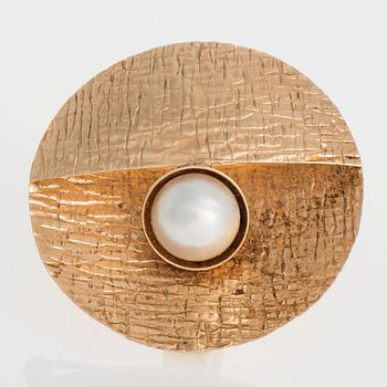 BROSCH, 14K guld, halvpärla, Elis Kauppi, Kupittaan Kulta, Turku 1971. Vikt 7,8 g.