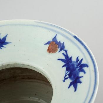 A blue and white spittoon, late Qing dynasty, 19th century.