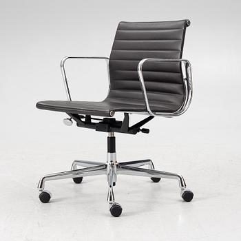 Charles & Ray Eames, an EA 117 office chaoir, Vitra, 2019.