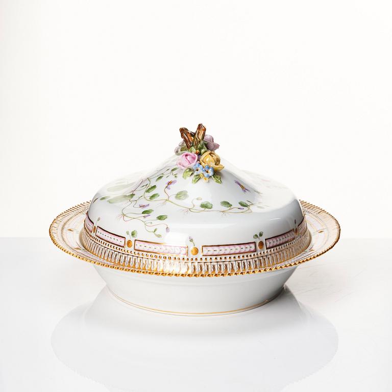 A Royal Copenhagen 'Flora Danica' dish with cover, Denmark, 20th Century.