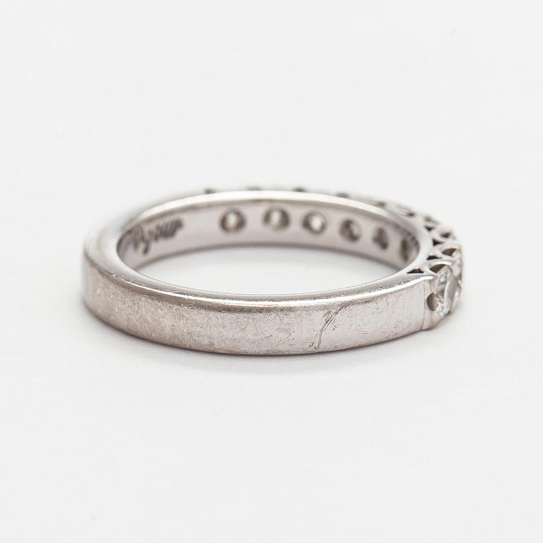 An 18K white gold ring with Flander cut diamonds. AEN Àjour Stockholm 2008.