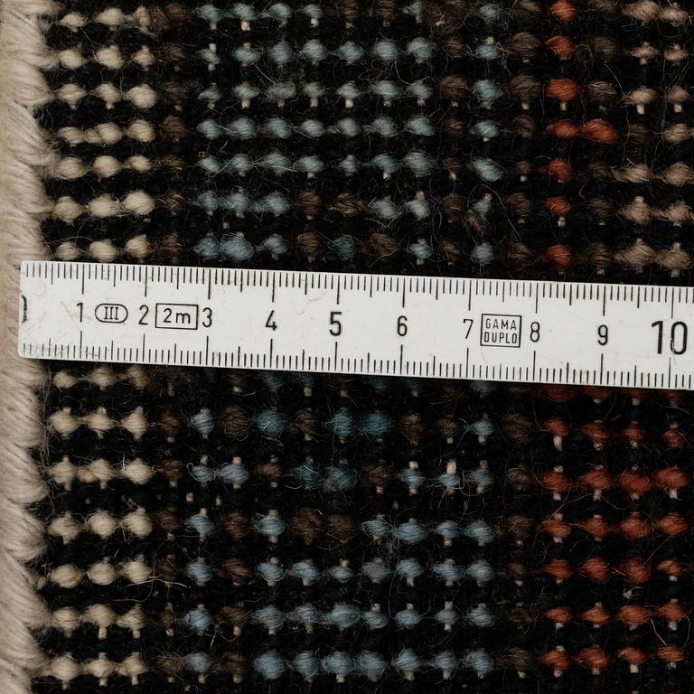 A CARPET, Heriz design, ca 299 x 245 cm.