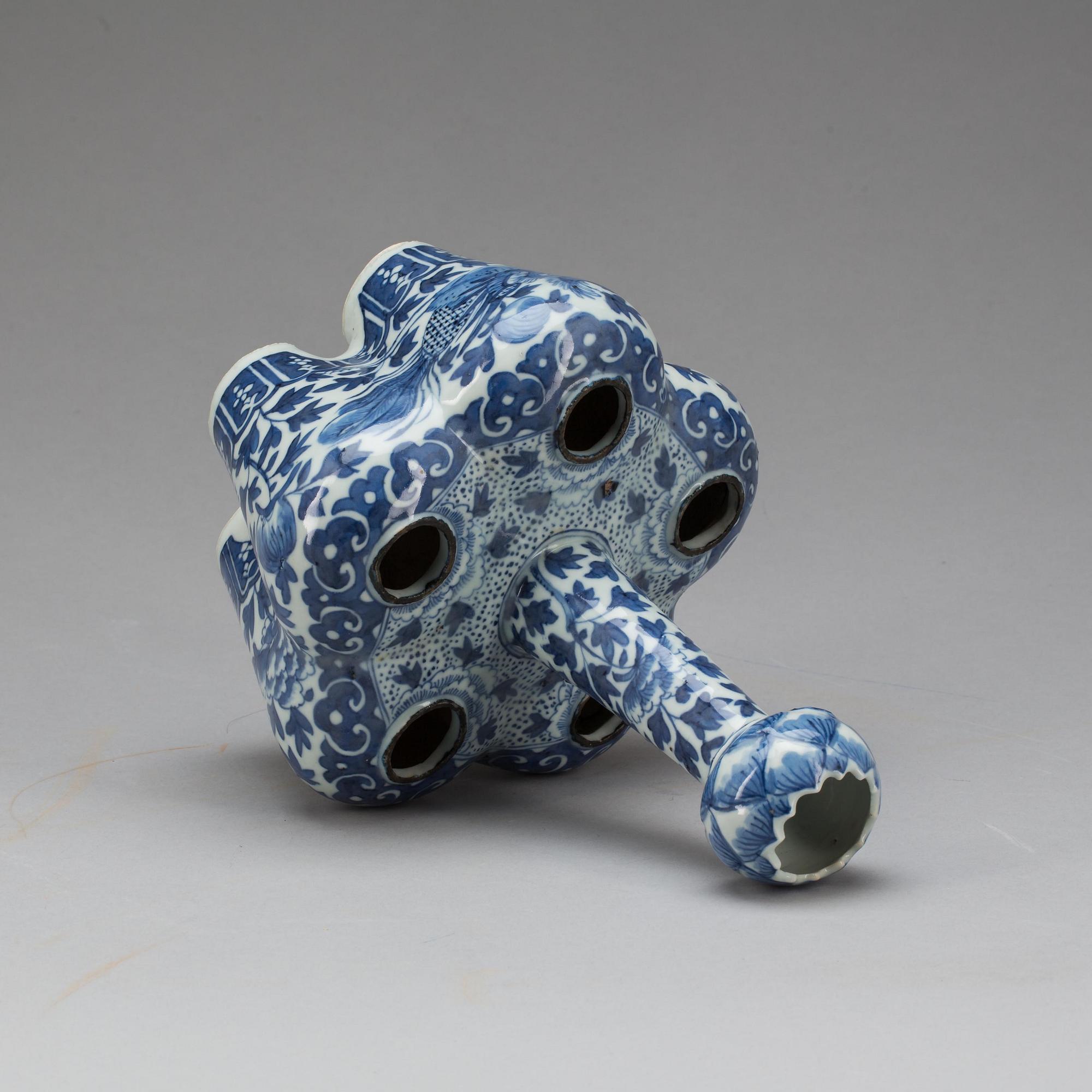 TULPANVAS, porslin, Kina, sen Qing. 1800-tal.