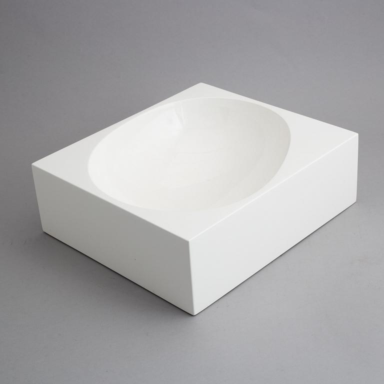 Naoto Fukasawa, a contemporary serving bowl "Outside" for B&B Italia.