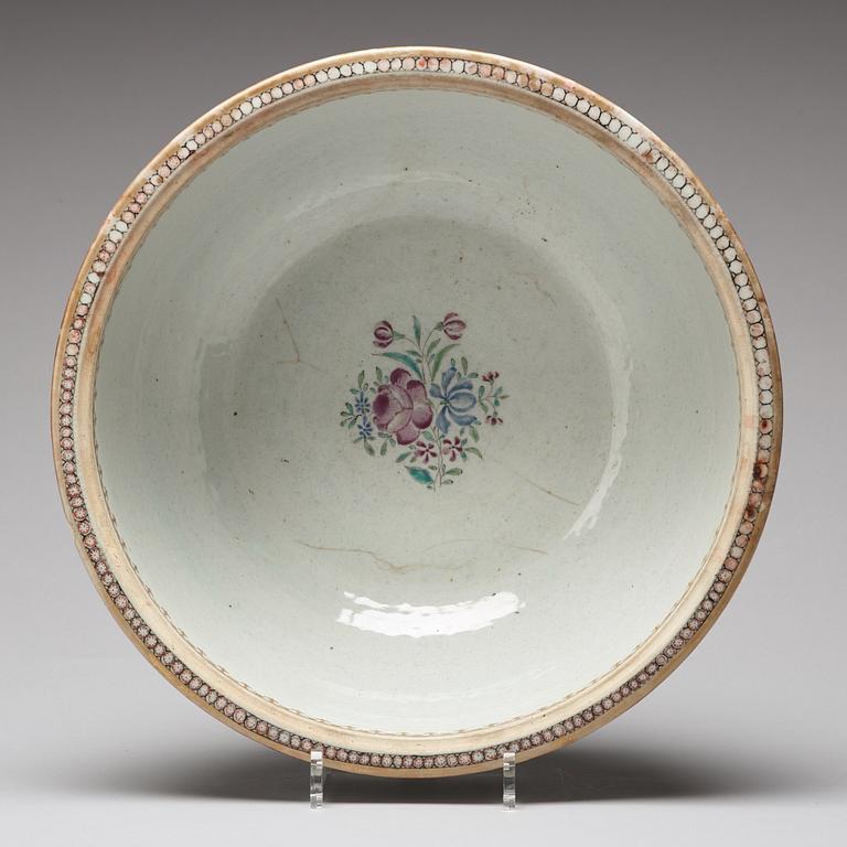 A large famille rose bowl, Qing dynasty, Qianlong (1736-95).