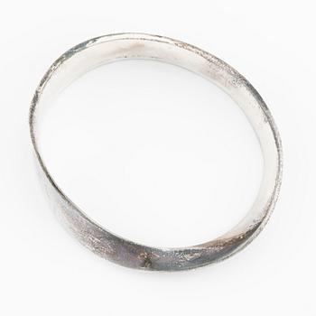 Vivianna Torun Bülow-Hübe, armring "Möbius, sterlingsilver, för Georg Jensen.