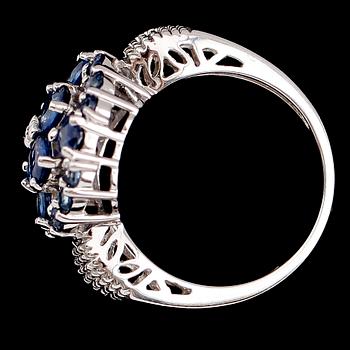 RING, 10 k vitguld, safirer och briljantslipade diamanter tot 0.01 ct. Vikt 4 g.
