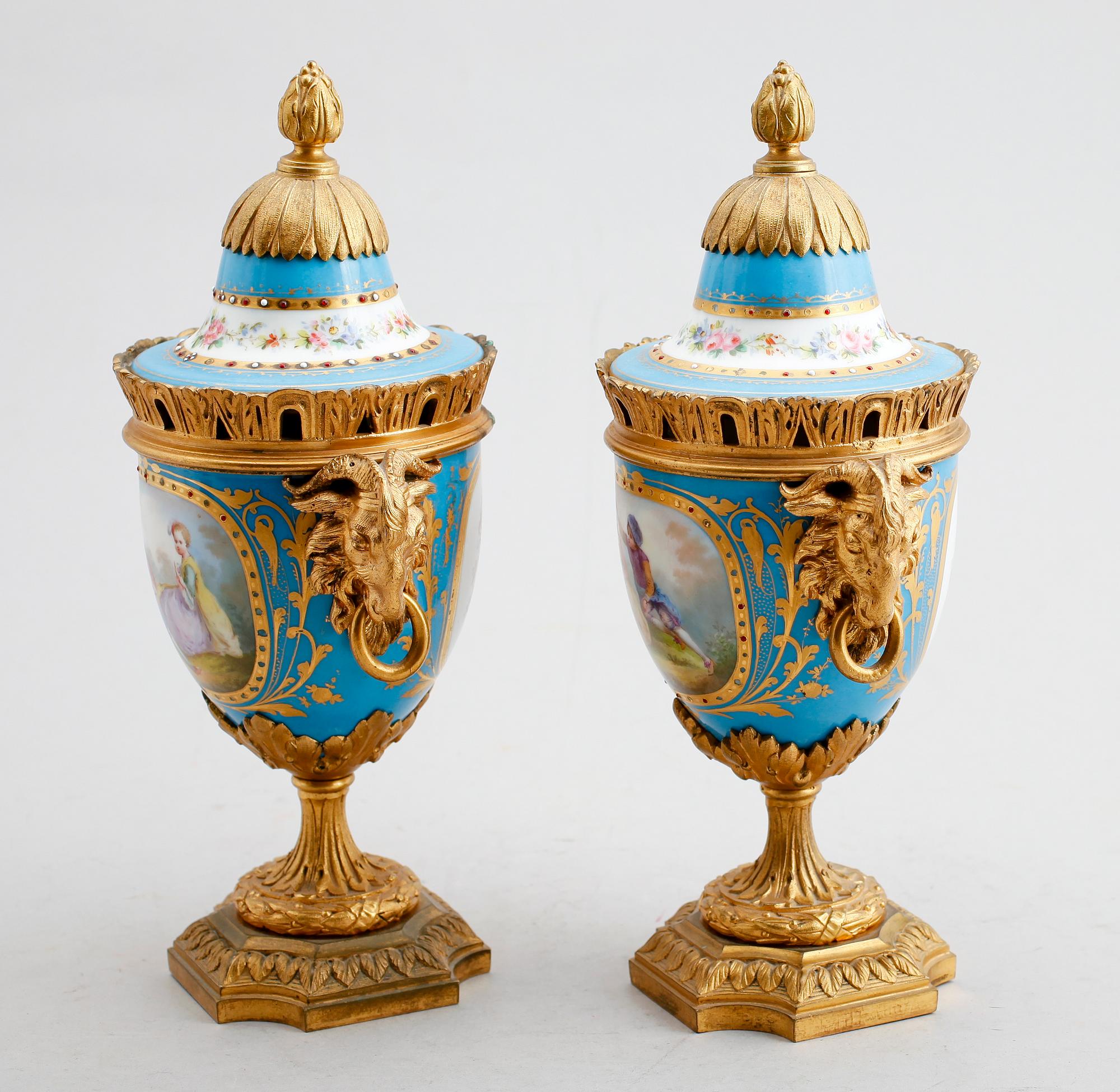 LOCKURNOR,  1 par, porslin och förgylld brons, Louis XVI-stil, Frankrike, sent 1800-tal.