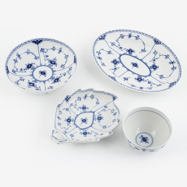 Mat- och kaffeservis, 76 delar, porslin, "Musselmalet", Royal Copenhagen, Danmark.