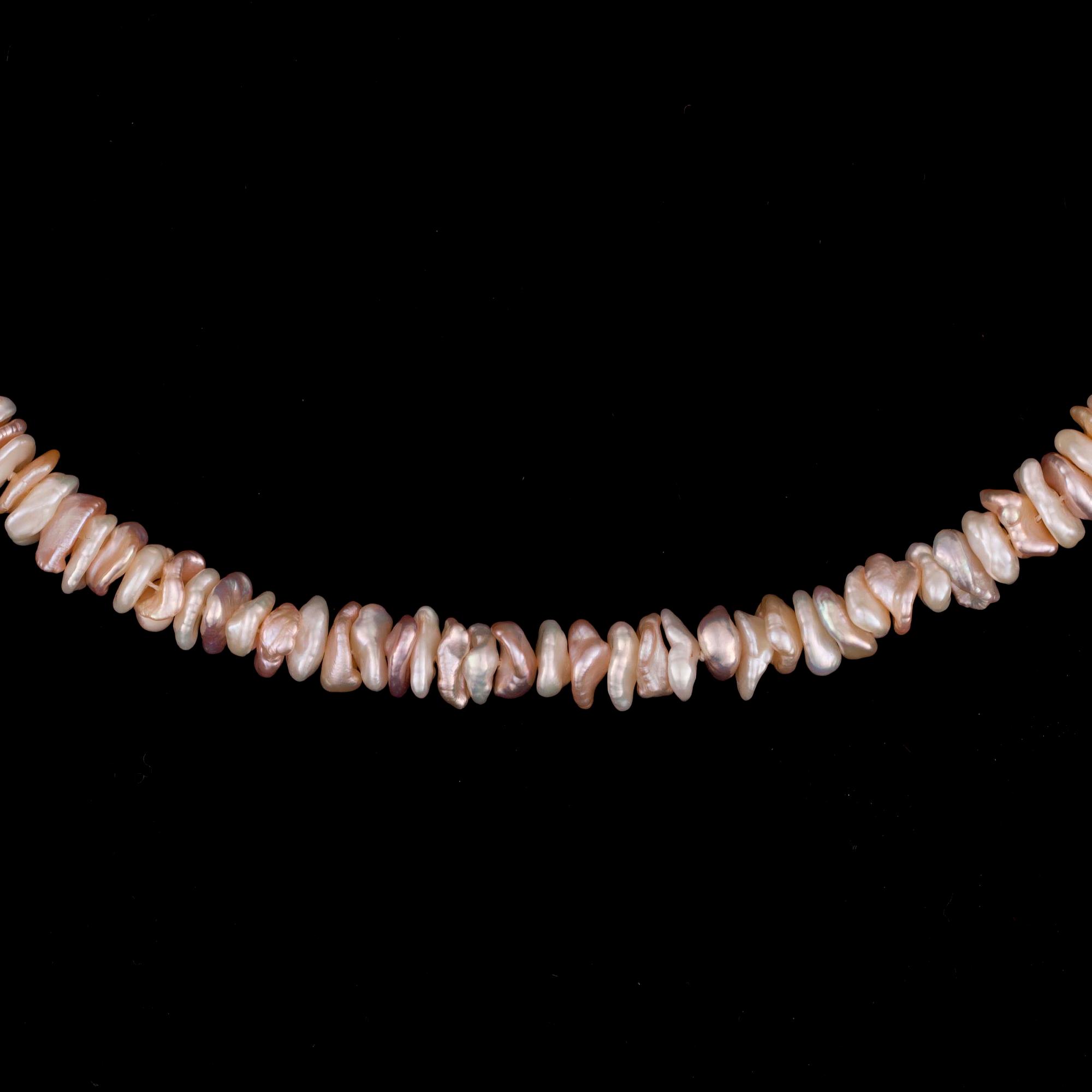 PÄRLCOLLIER, naturfärgade Keshi-pärlor, lås i 14K guld.