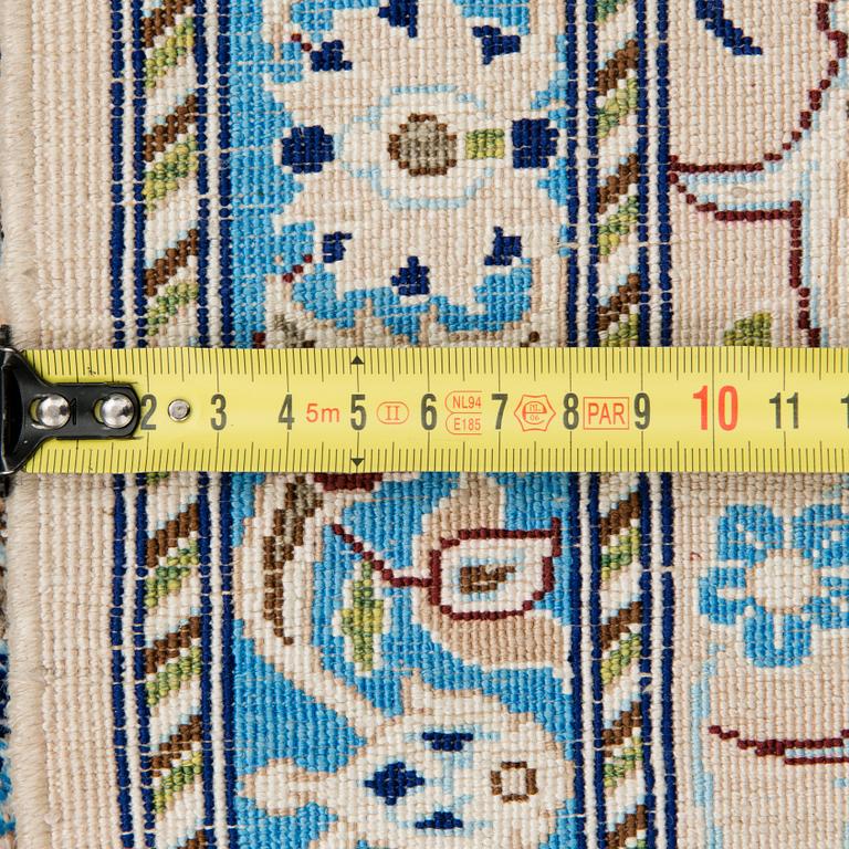An Isfahan carpet, silk on cotton warp. Circa 269 x 164 cm.