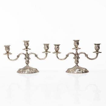 Kandelabrar, ett par, silver, rokokostil, svensk importstämpel Adolf Landoff, Göteborg 1931.