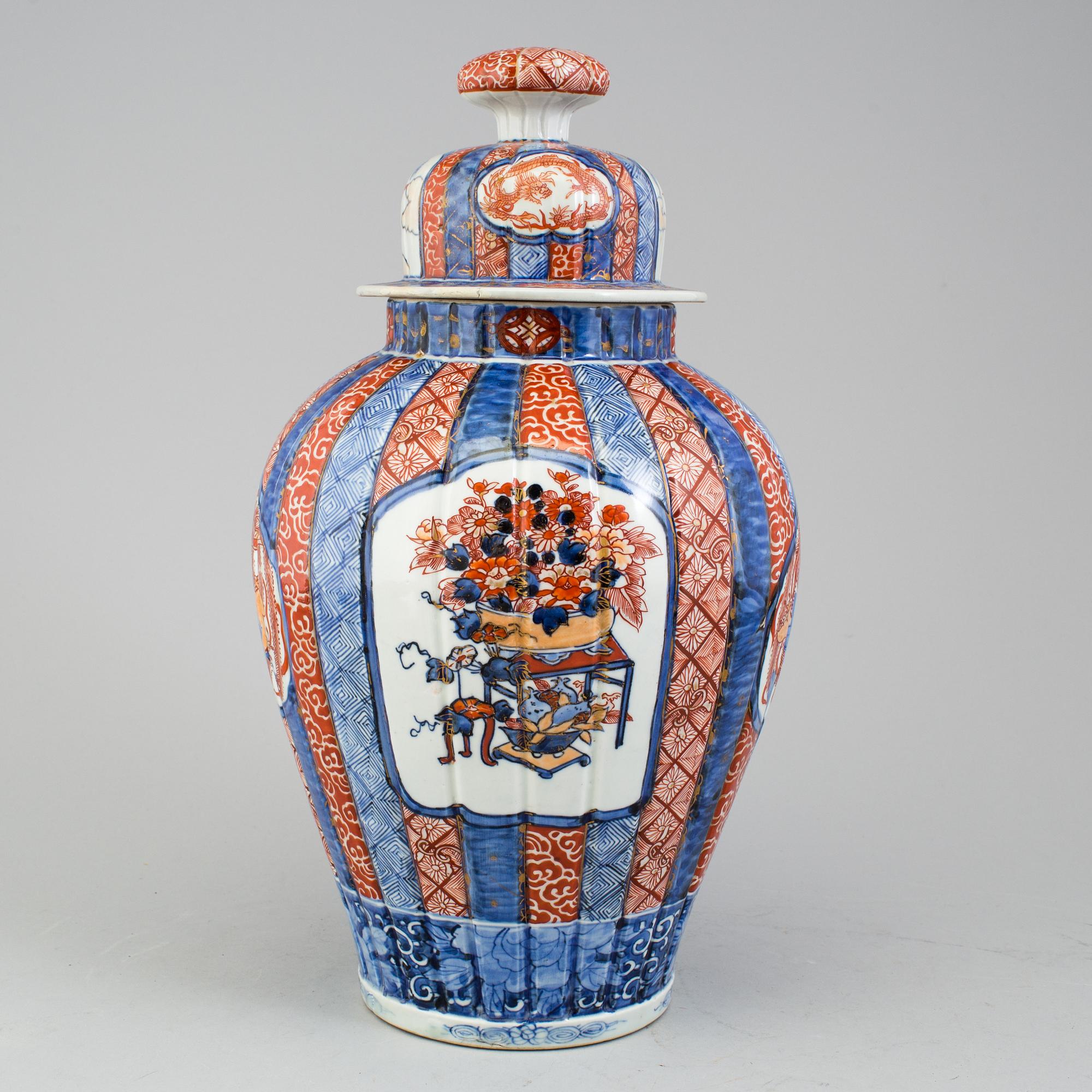 A JAPANESE JAR AND COVER, Imari, first half of the 20th century.