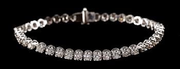 1013. ARMBAND, 47 briljantslipade diamanter, tot. 5.04 ct.