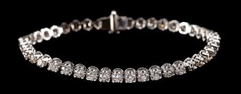 1013. ARMBAND, 47 briljantslipade diamanter, tot. 5.04 ct.