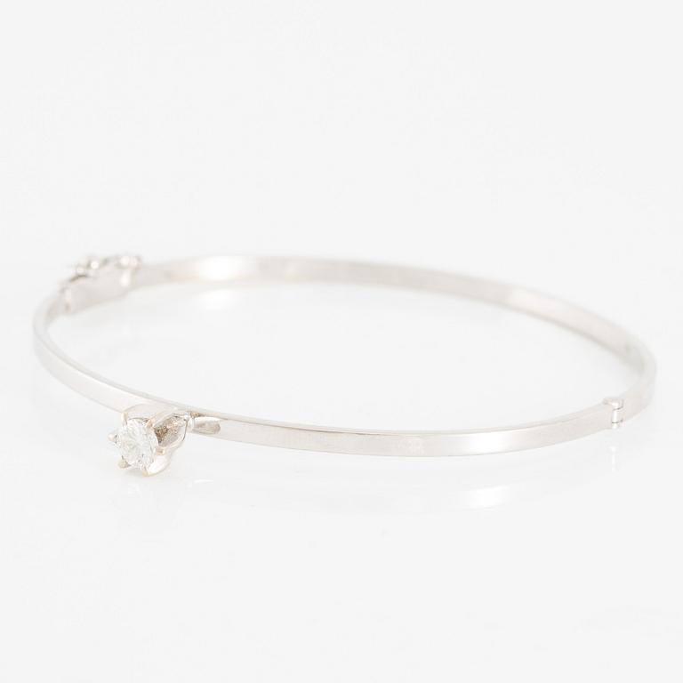 Bangle, 18K white gold with brilliant-cut diamond.
