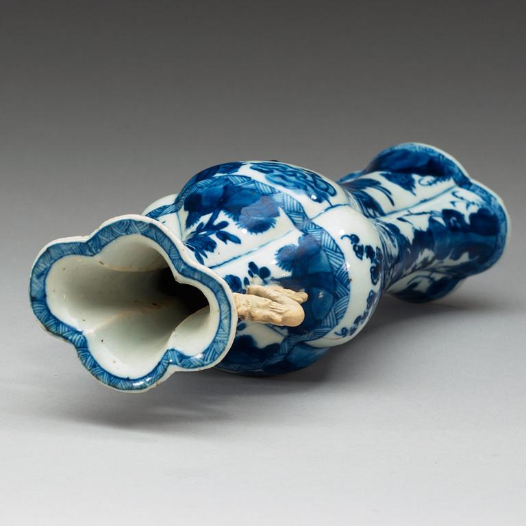 VAS, porslin. Qing dynastin, Kangxi (1662-1722).