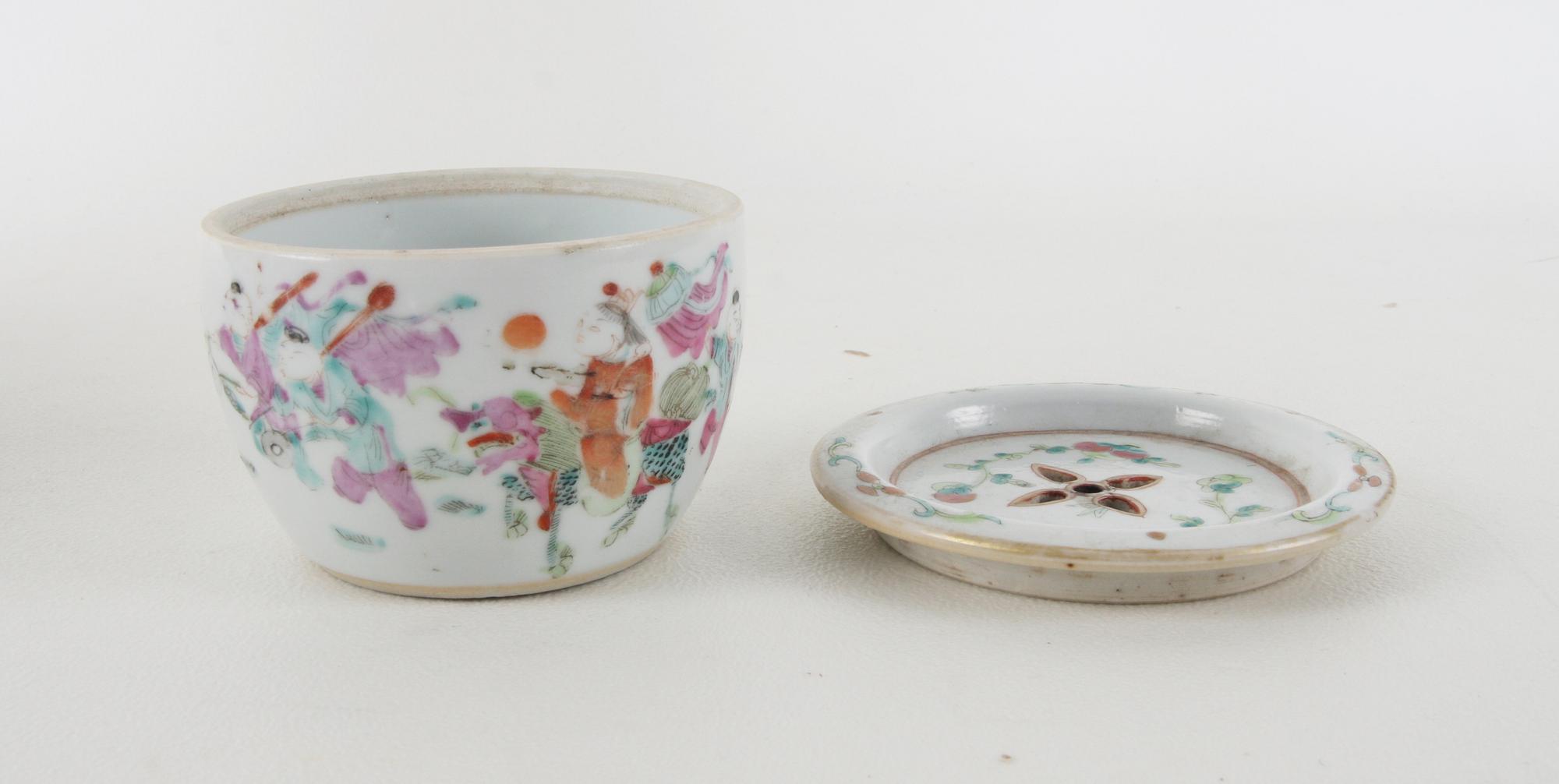 SKÅLAR, 2 st. Imari resp Kanton, 1800-tal.