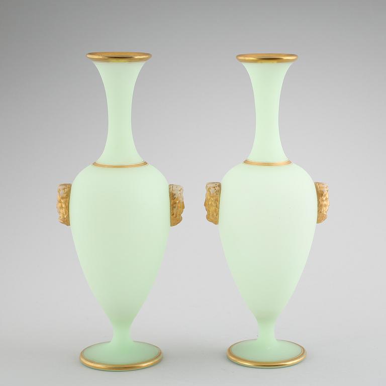 VASER, 1 par, grönt glas, omkring år 1900.