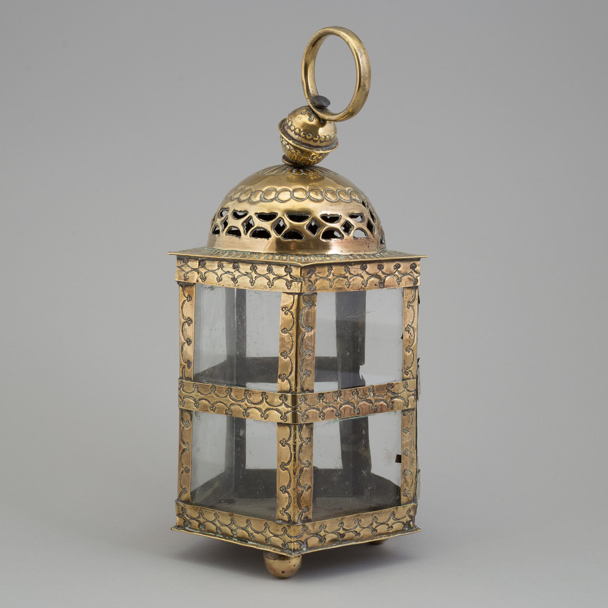 AN 18TH CENTURY BRASS LANTERN.