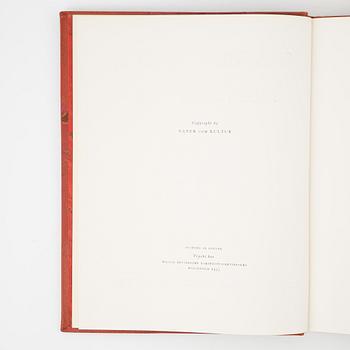 Bokverk, Svenska slott och herresäten, ny samling, 3 + 1 volymer, Natur och Kultur, Stockholm, 1932-1934.