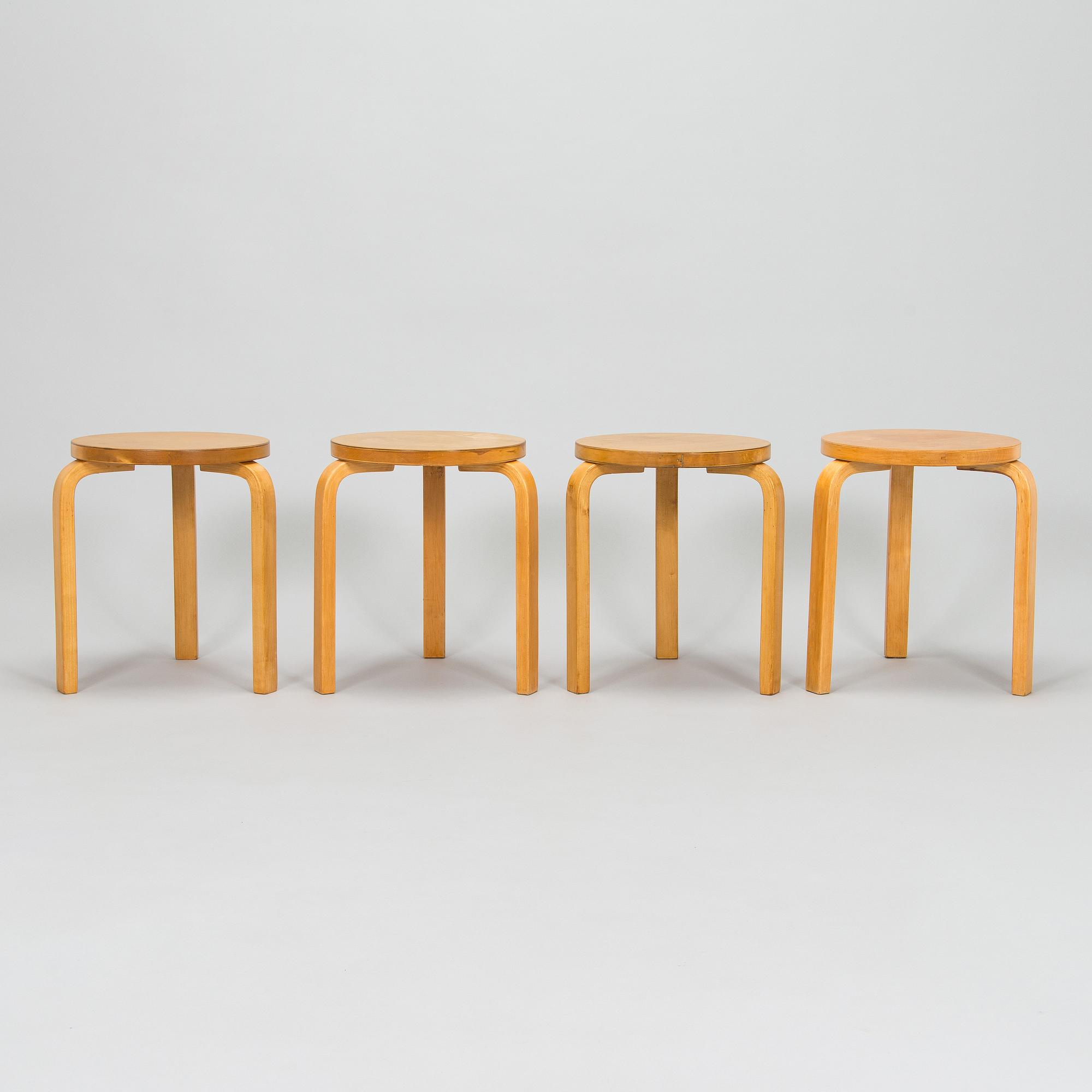 Alvar Aalto, jakkaroita, 4 kpl malli 60, O.Y. Huonekalu- ja Rakennustyötehdas A.B. 1900-luvun puoliväli.