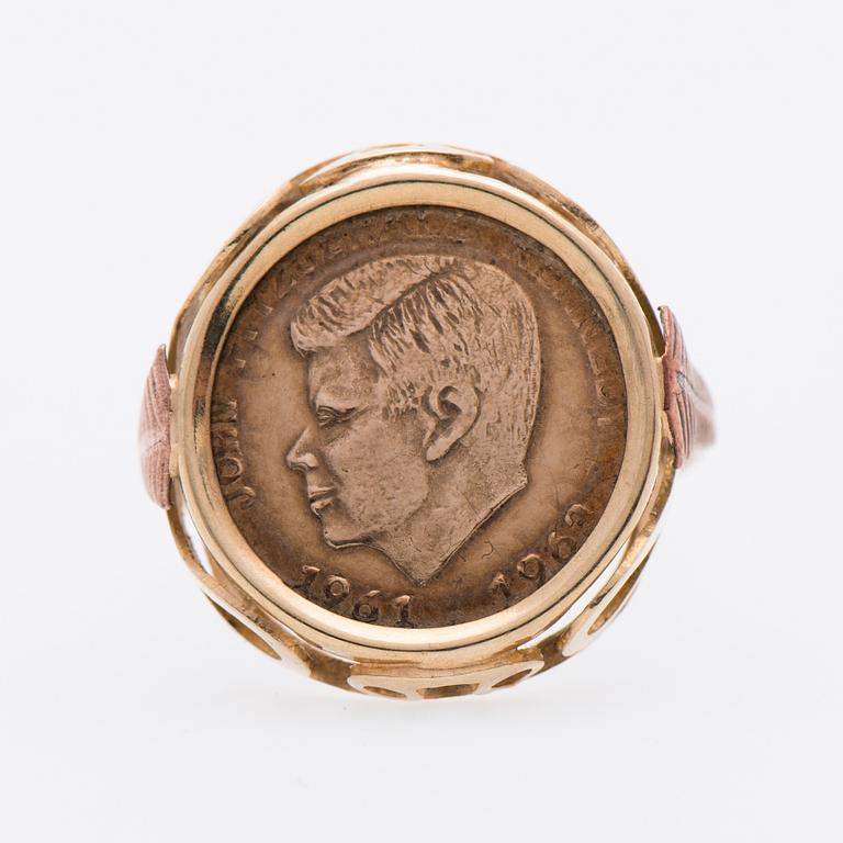 RING, 14K guldmynt, infattning och ringskena 10K guld.