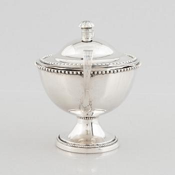 Bowl with lid, silver, maker's mark AEK and indistinct mark, 18th/19th century.
