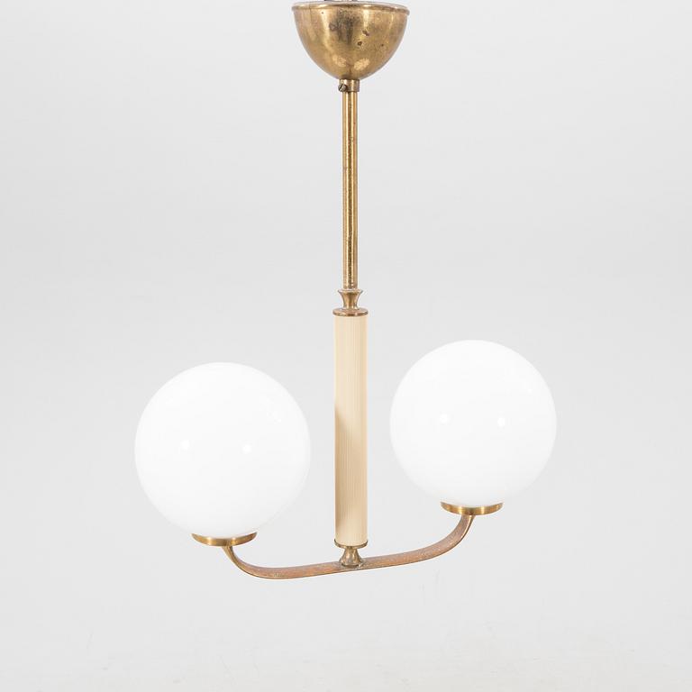 A mid 1900s ceiling pendant.