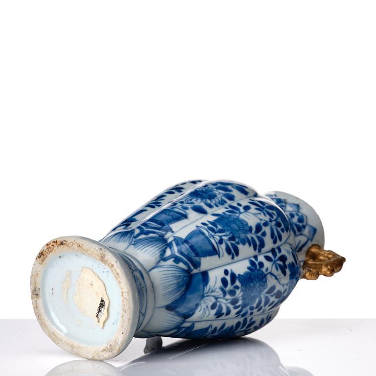 A blue and white vase and two dishes, Qing dynasty, 18th Century.