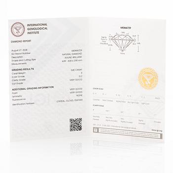 Ring in 18K gold with three diamonds 0.60 ct, 0.41 ct, and 0.40 ct. Accompanied by a report for each diamond.