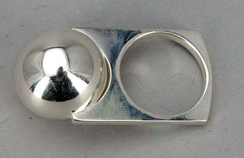 RING, silver, Pekka Piekäinen, Auran Kultaseppä, Åbo, 1971. Tot. vikt ca 11,0 gram.