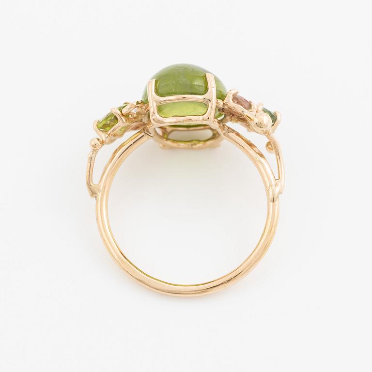 Ring, Mandelstam, 18K gold with cabochon-cut peridot, tourmalines, and brilliant-cut diamonds.