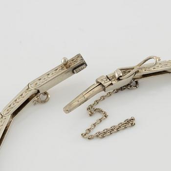 Bracelet, 18K white gold set with brilliant-cut and octagonal-cut diamonds and blue sapphires, Art Deco, circa 1920-30s.