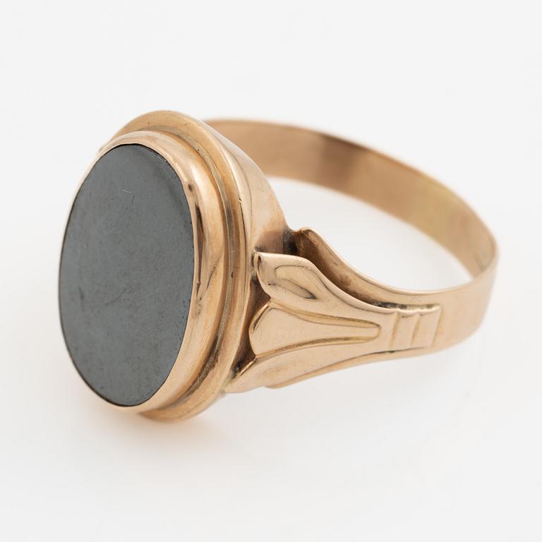 Ring 14K gold and hematite.