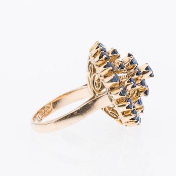 RING, fasettslipade safirer, 18K guld.