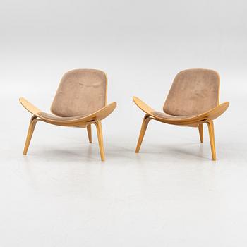 Hans J. Wegner, a pair of 'CH07' lounge chairs,