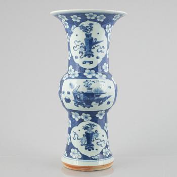 A blue and white porcelain vase, China, Qing dynasty, 19th century.