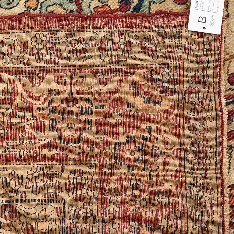 Matto an antique Kerman Laver, ca 677-688,5 x 510,5-526 cm.