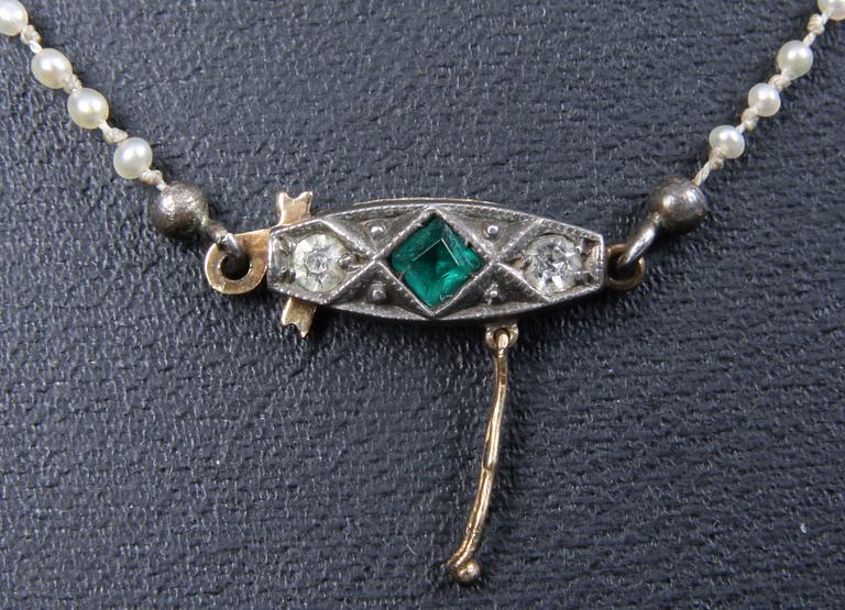 PÄRLCOLLIER, lås i silver med syntetiska stenar, 1900-talets mitt.