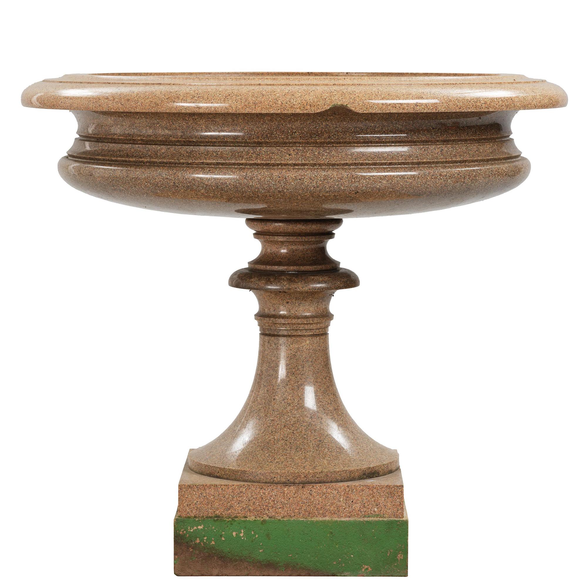 A massive Gardenurn, red Bohus granite, made circa 1905. Empire style.