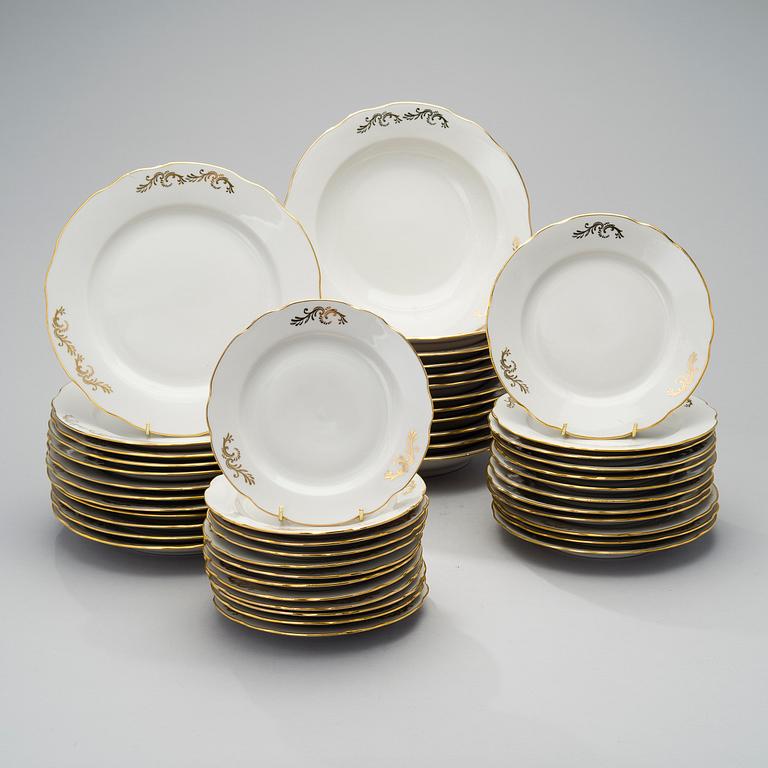 A MID-20TH CENTURY DULEVO PORCELAIN DINNER SET, 59 pcs.