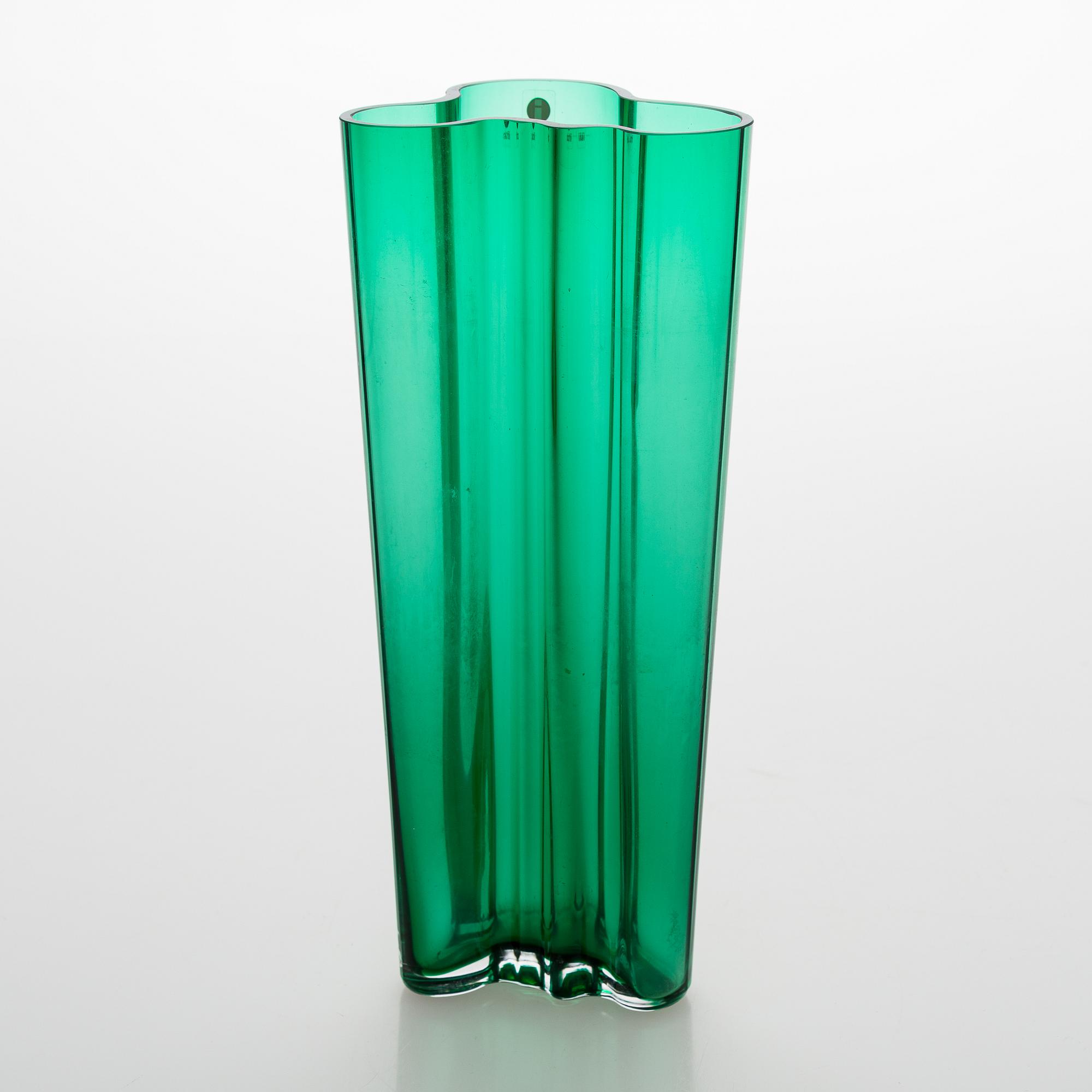Alvar Aalto, An emerald green 'Savoy' glass vase, Iittala 2000s.