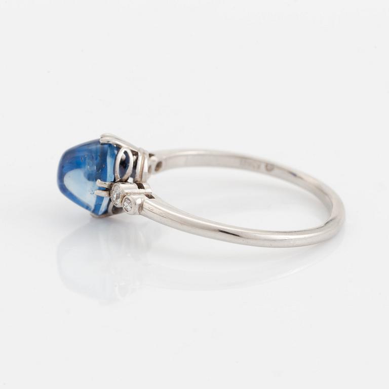 Ring platina med en cabochonslipad safir.